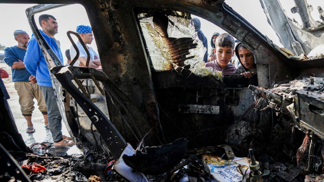 Die Folgen eines israelischen Luftangriffs in Deir al-Balah, Gazastreifen. Mindestens sieben Menschen wurden beim Angriff auf Fahrzeuge der Hilfsorganisation World Central Kitchen getötet.