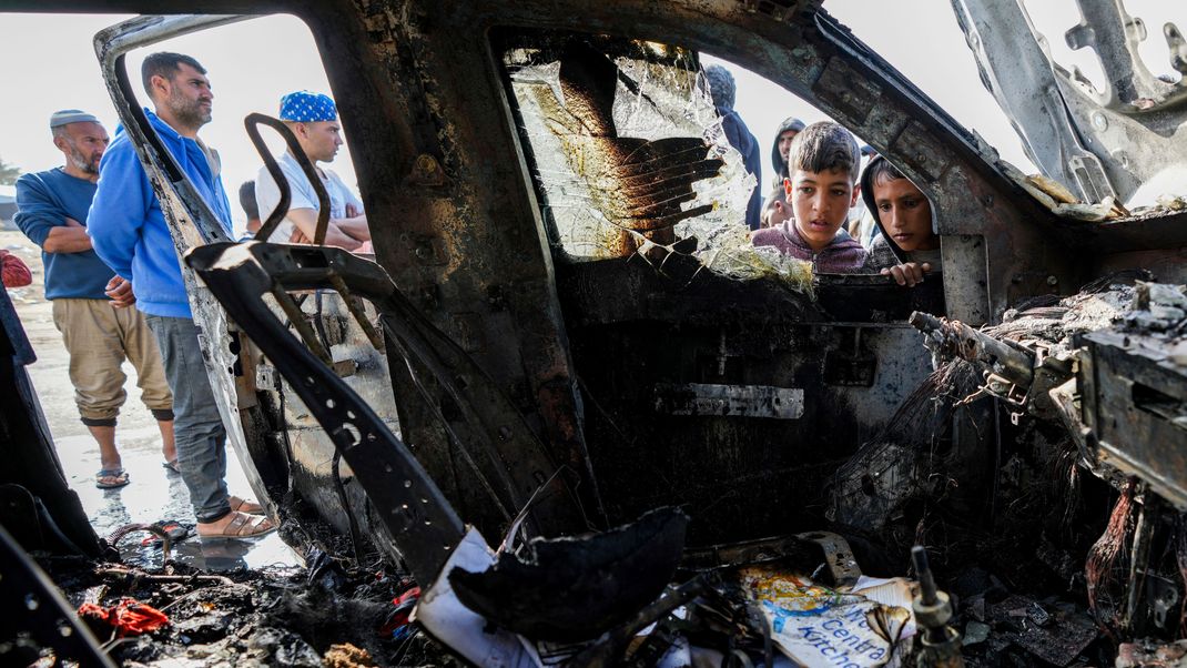 Die Folgen eines israelischen Luftangriffs in Deir al-Balah, Gazastreifen. Mindestens sieben Menschen wurden beim Angriff auf Fahrzeuge der Hilfsorganisation World Central Kitchen getötet.