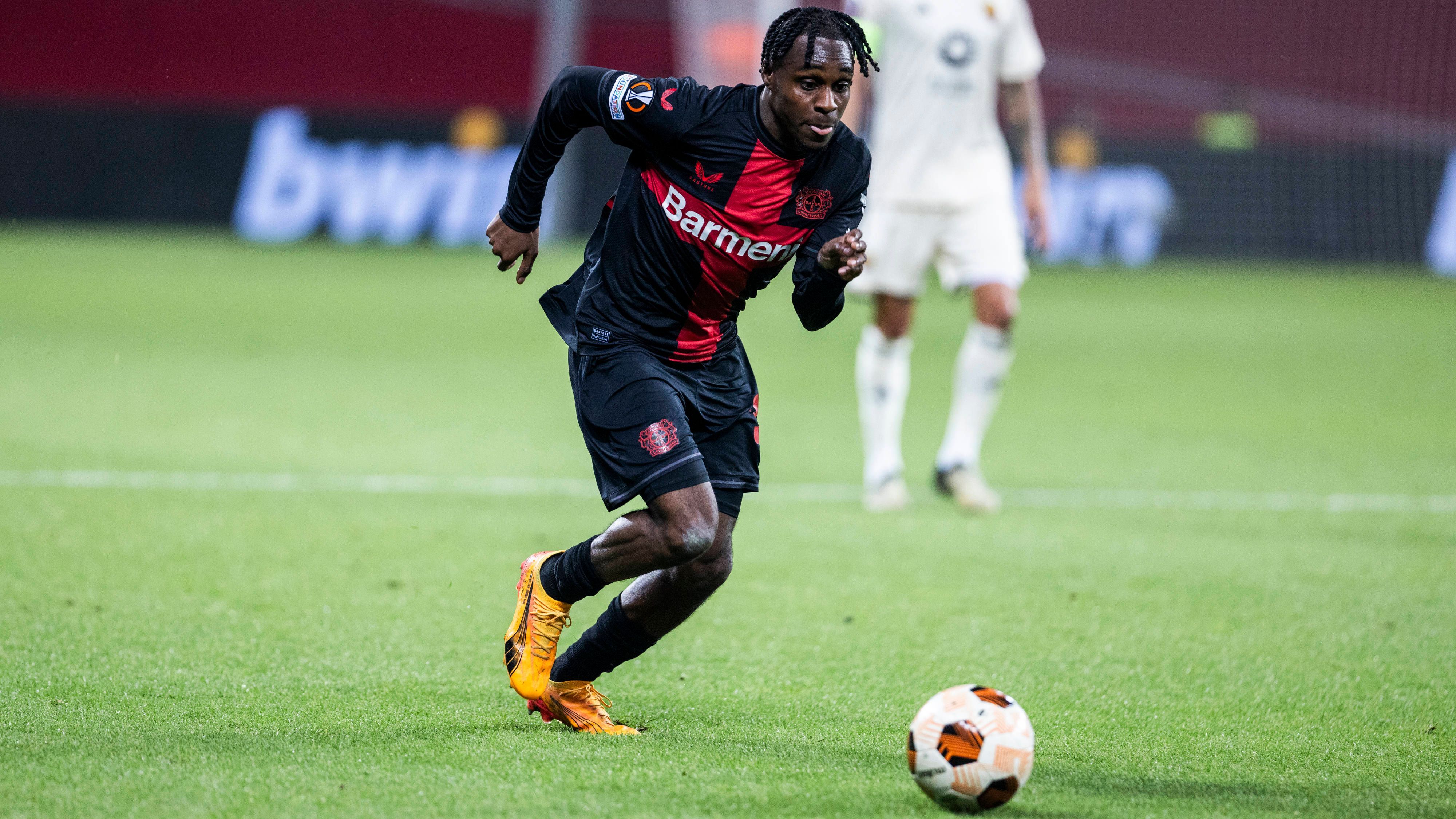 <strong>Jeremie Frimpong (Bayer Leverkusen)</strong><br>Angeblich steht Jeremie Frimpong bei Bayer Leverkusen vor dem Abschied. Das berichtet die "Sport Bild". Möglich machen würde das eine Ausstiegsklausel über 40 Millionen Euro. Die müsste der 23-Jährige vor der EM ziehen. Zu den Interessenten gehören angeblich Real Madrid, Manchester City, der FC Arsenal, Manchester United und der FC Bayern München. Doch es gibt ein Problem ...