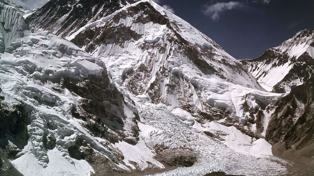 Blick auf den Mount Everst im schneebedeckten Himalaya-Gebirge 4142893