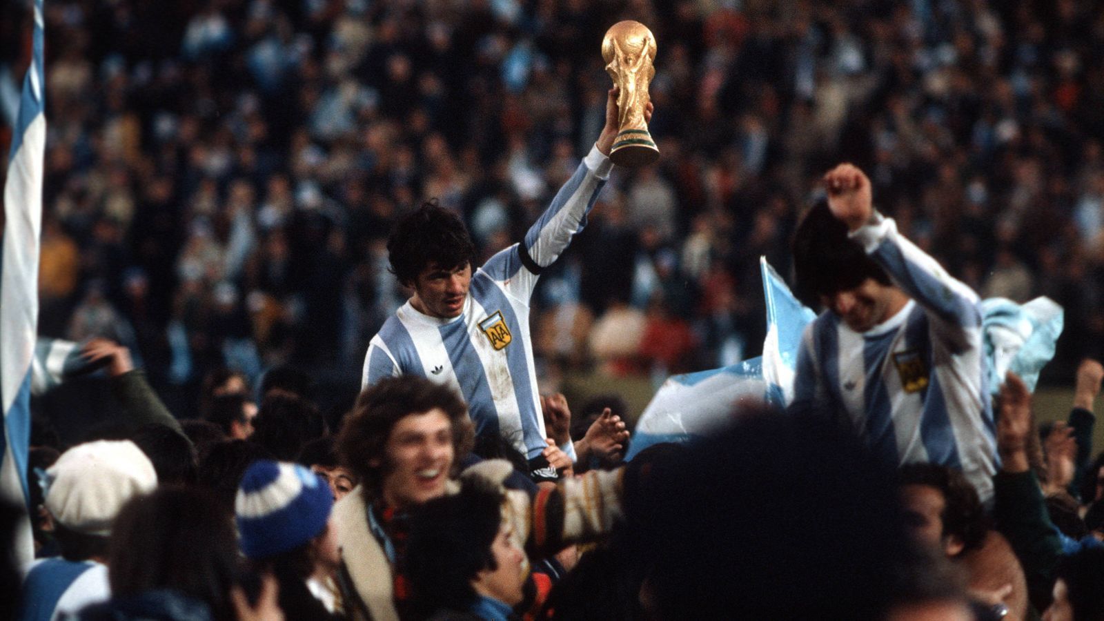 
                <strong>WM 1978 - Argentinien </strong><br>
                In Buenos Aires besiegt Gastgeber Argentinien die Niederlande nach Verlängerung mit 3:1 und darf sich damit den ersten Stern an die Brust nähen. Die Niederlande verloren somit ihr zweites WM-Finale in Folge. Hinterher wird vor allem die Vergabe des Turniers an Argentinien kritisch diskutiert, da das Land damals von einer brutalen Militärdiktatur regiert wird.  
              
