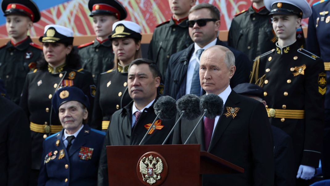 Der russische Präsident Wladimir Putin hält eine Rede während der Militärparade zum Jahrestags des Endes des 2. Weltkrieges.
