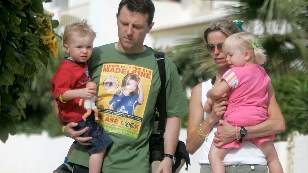 Gerry und Kate McCann, die Eltern der vermissten Madeleine "Maddie" McCann, mit ihren Kindern Amelie und Sean in der Nähe des portugiesischen Badeortes Lagos am 4. Juni 2007