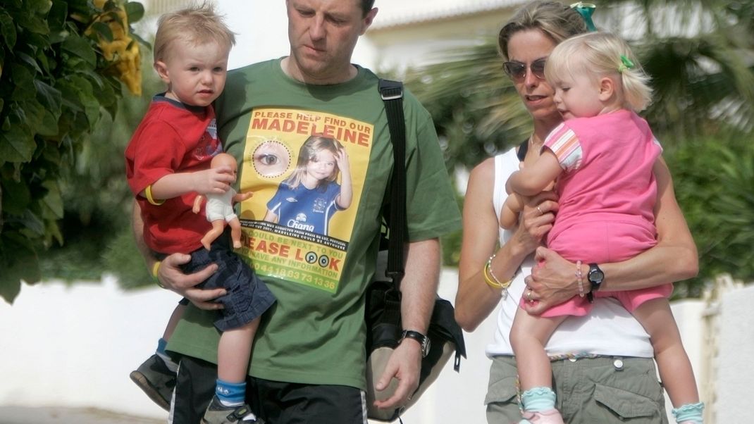 Gerry und Kate McCann, die Eltern der vermissten Madeleine "Maddie" McCann, mit ihren Kindern Amelie und Sean in der Nähe des portugiesischen Badeortes Lagos am 4. Juni 2007