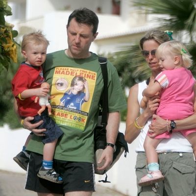 Gerry und Kate McCann, die Eltern der vermissten Madeleine "Maddie" McCann, mit ihren Kindern Amelie und Sean in der Nähe des portugiesischen Badeortes Lagos am 4. Juni 2007