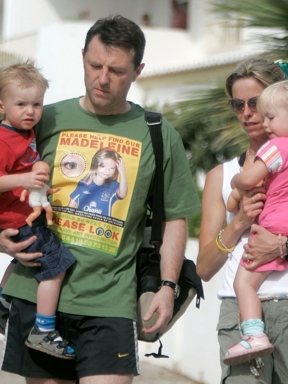 Gerry und Kate McCann, die Eltern der vermissten Madeleine "Maddie" McCann, mit ihren Kindern Amelie und Sean in der Nähe des portugiesischen Badeortes Lagos am 4. Juni 2007