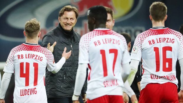 
                <strong>5. RB Leipzig</strong><br>
                Die Leipziger gewannen zuletzt am 25. November ein Spiel. Sportdirektor Ralf Rangnick kündigte "Feuer" an, sollte es sich jemand "gemütlich machen". Das Ziel ist klar: Der Klub will zurück in die Champions League. Dafür müssen aber Punkte gegen die direkte Konkurrenz her, das gelang in der Hinrunde nur gegen den BVB. Da passt der Auftakt perfekt: Am Samstag kommt Schalke. Die Generalprobe gegen Dukla Prag (2:0) war schon mal ein Erfolg, personell kann Coach Ralph Hasenhüttl aus dem Vollen schöpfen.
              