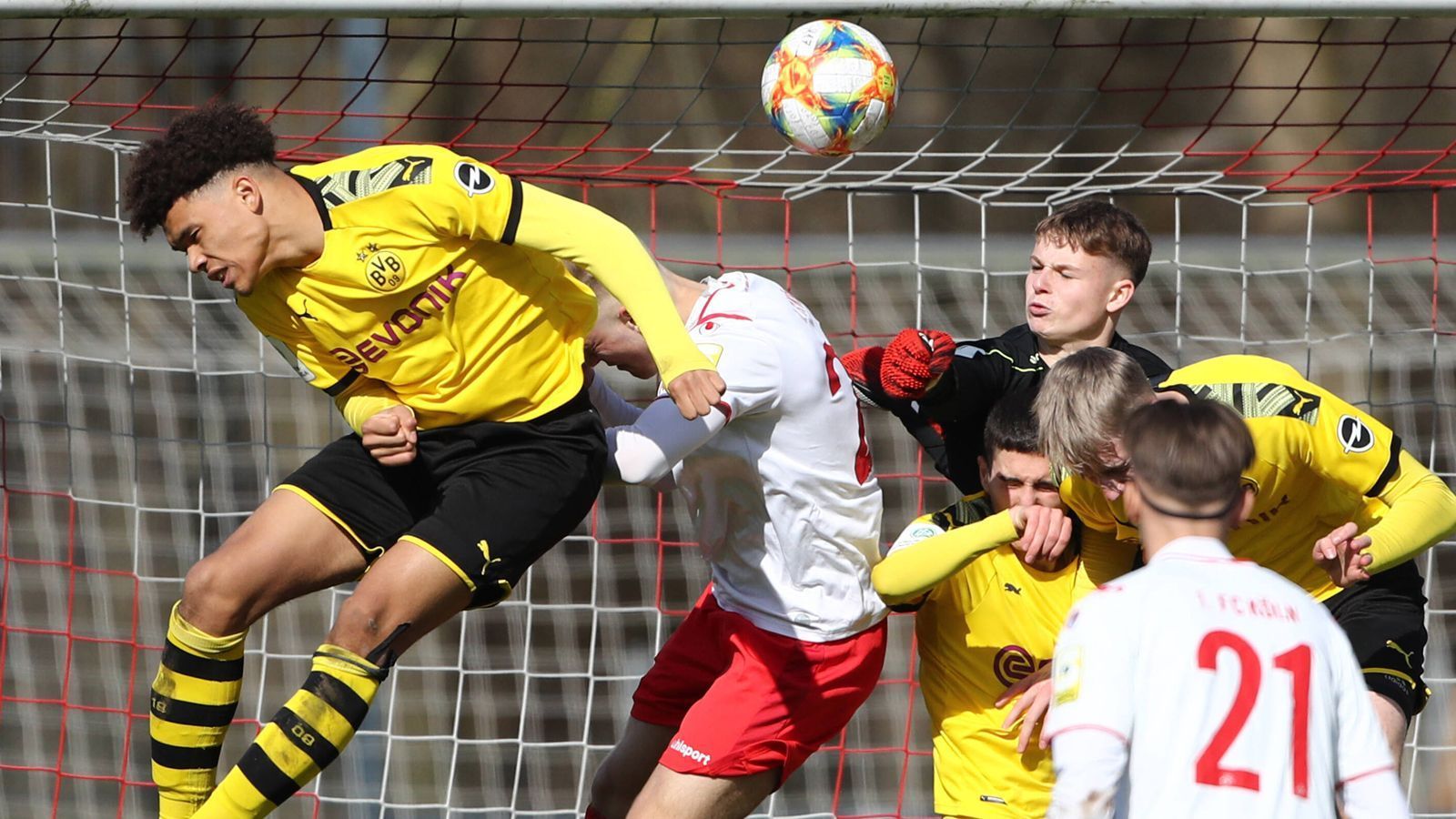 
                <strong>Ein Blitz wie Auba: Das ist BVB-Talent Nnamdi Collins</strong><br>
                Borussia Dortmund hat in Nnamdi Collins ein echtes Juwel langfristig gebunden und internationale Konkurrenz ausgestochen. Doch wer ist das Talent? ran.de stellt Collins vor.
              