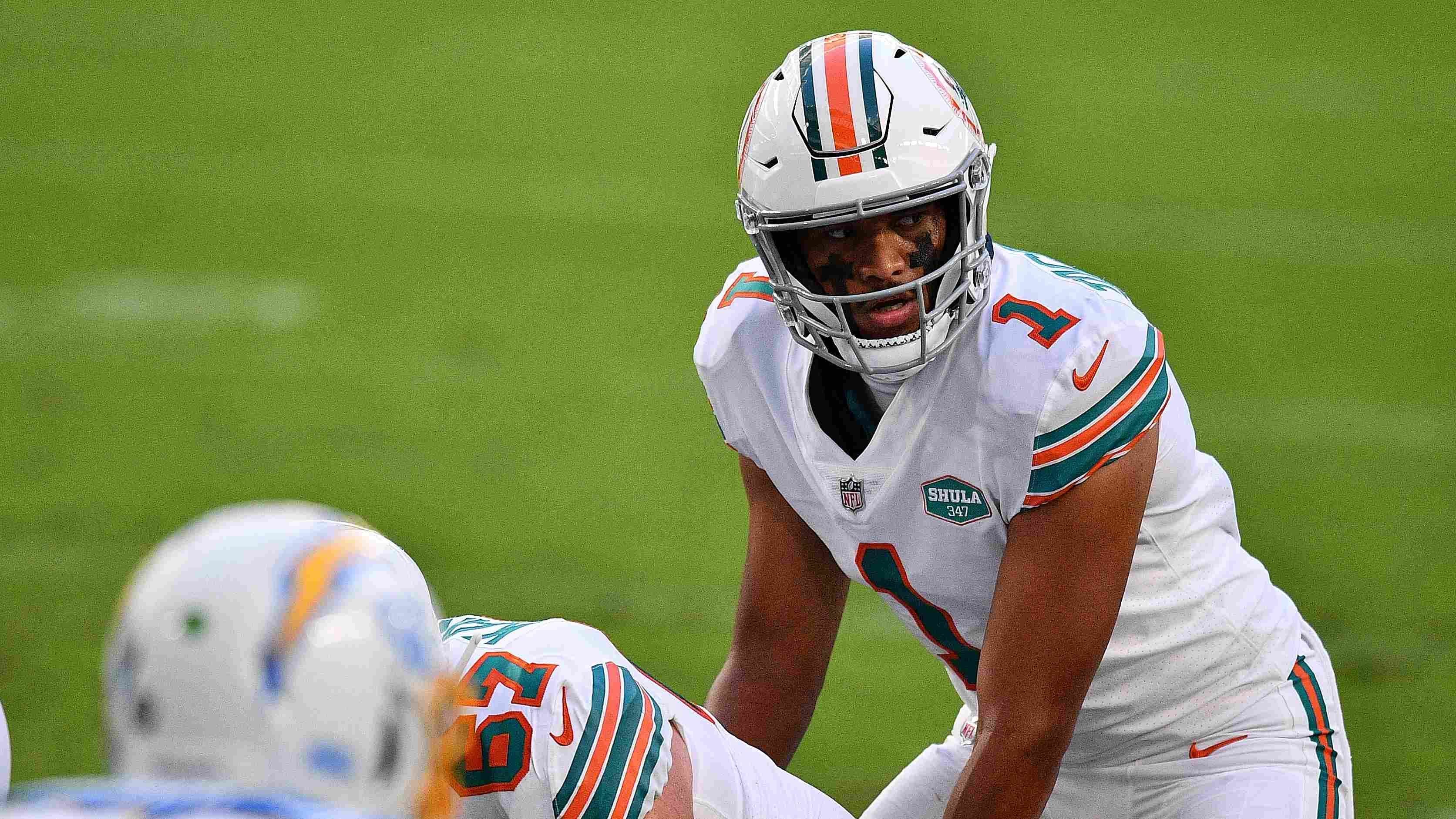 
                <strong>Gewinner: Miami Dolphins</strong><br>
                So langsam aber sicher mausern sich die Miami Dolphins schon in dieser Saison zum Playoff-Team. Mit Rookie-Quarterback Tua Tagovailoa als Starter stehen die Dolphins nun bei drei Siegen in Serie und null Niederlagen. Auch gegen die Los Angeles Chargers sah das Team vom South Beach wie ein ernsthafter Playoff-Contender aus. Erneut sticht hier der starke Game Plan von Headcoach Brian Flores heraus, mit dem sie die Chargers vor einige Probleme stellten. Während die Defense sich giftig präsentierte und viel Zeit von der Uhr nahm, zeigte sich Tua einmal mehr effizient und kam auf 169 Passing Yards sowie zwei Touchdowns. 
              