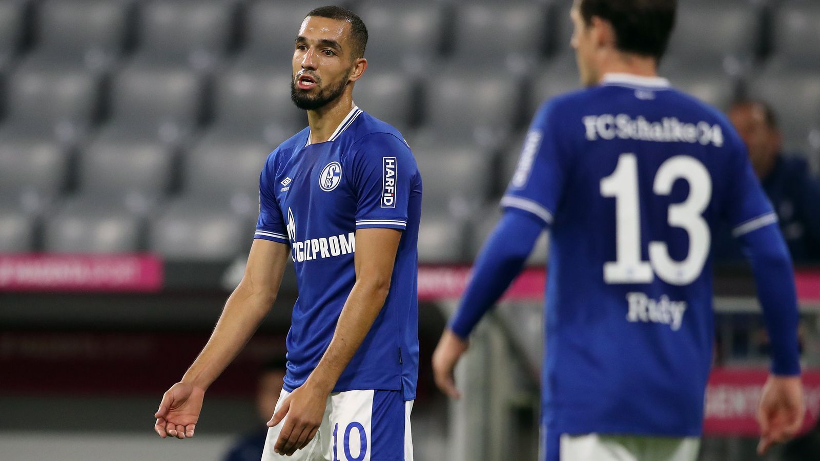 
                <strong>Mittelfeld: Nabil Bentaleb (FC Schalke 04)</strong><br>
                Mittlerweile ist es nicht mehr untertrieben, von Nabil Bentaleb als ständigem Schalker Sorgenkind zu sprechen. Nachdem der Algerier in der Vorsaison bereits verliehen war, versuchten im Laufe der Hinrunde mehrere Trainer, den Mittelfeldspieler wieder einzugliedern - mit sehr überschaubarem Erfolg. Nach sieben Einsätzen an den ersten acht Spieltagen hatte Schalke endgültig die Nase voll vom Algerier. Zum einen zeigte Bentaleb trotz der erneuten Bewährungsmöglichkeiten kaum Leistung und zum anderen soll sich der Spieler nach der 0:2-Niederlage gegen Wolfsburg respektlos gegenüber dem damaligen Coach Manuel Baum verhalten haben. Die Folge: Bentaleb wurde zum insgesamt fünften Mal im Laufe seiner Schalke-Ära suspendiert! Sein Abgang steht spätestens mit Ablauf des Vertrages im Sommer 2021 fest. Vier Jahre zuvor gab S04 noch rund 20 Millionen Euro Ablöse für das damalige Tottenham-Talent aus.
              