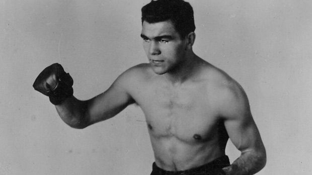 
                <strong>Max Schmeling</strong><br>
                Schwergewicht: Am 12. Juni 1930 kämpfte Max Schmeling um die vakante WM im Schwergewicht gegen Jack Sharkey (USA). Das Ereignis wurde seinerzeit live im Hörfunk übertragen. Wegen eines unerlaubten Tiefschlages, aufgrunddessen Schmeling nicht weiterboxen konnte, wurde Sharkey in Runde vier disqualifiziert. Bis heute ist der "Schwarze Ulan vom Rhein" der einzige Champion, der seinen Titel durch Disqualifikation gewann.
              