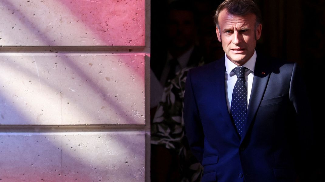 Frankreichs Präsident Emmanuel Macron auf dem Weg zu einem Treffen mit Vertreter:innen Neukaledoniens.