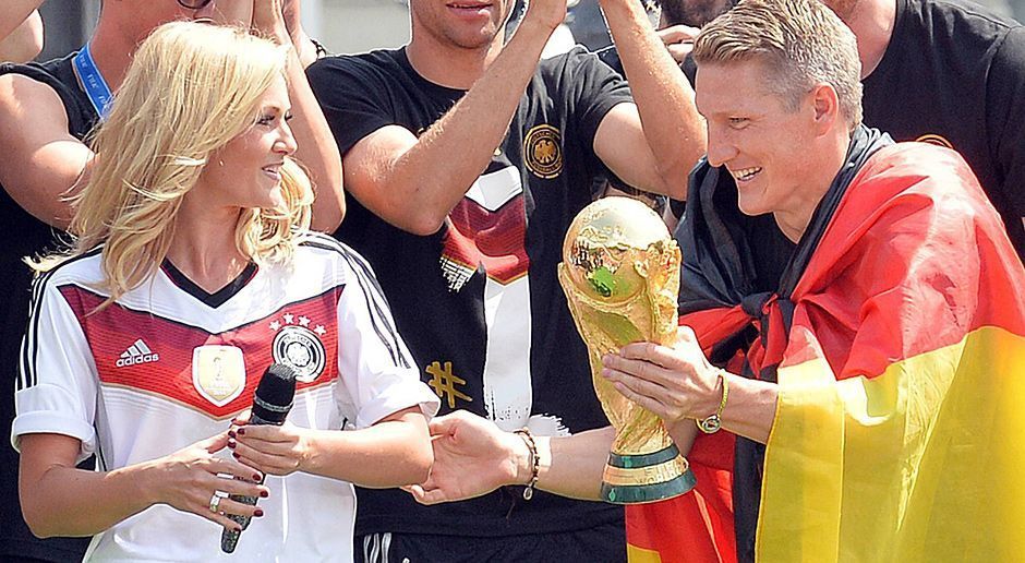
                <strong>Helene Fischer</strong><br>
                Bastian Schweinsteiger vertraute Fischer damals höchstpersönlich den WM-Pokal an.
              