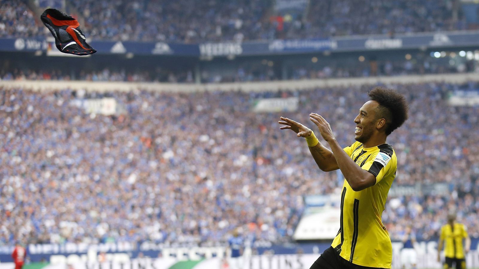 <strong>Platz 9 (geteilt): Pierre-Emerick Aubameyang (Borussia Dortmund)</strong><br>
                • Strafe: 50.000 Euro<br>Im Revierderby gegen den FC Schalke 04 zog sich der Gabuner nach einem Tor eine Maske über den Kopf – vor der Schalker Tribüne. Weil die Maske aber von der Marke "Nike" und nicht von Vereinsausstatter "Puma" war, sahen sich die BVB-Verantwortlichen zu einer Geldstrafe gezwungen.