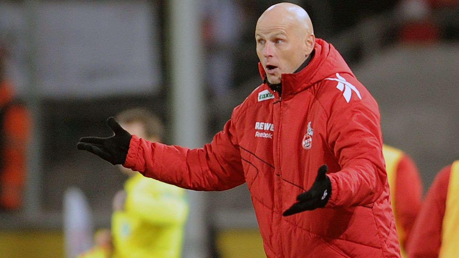 
                <strong>Staale Solbakken (1. FC Köln)</strong><br>
                Im Sommer 2011 trat beim 1. FC Köln ein neuer Trainer an: Staale Solbakken. Der Norweger wurde zuvor einige Male mit dem FC Kopenhagen dänischer Meister und sollte auch die Domstädter zu einer seriösen Bundesliga-Adresse formen. In der Bundesliga klappte es für Solbakken aber nicht so einfach, wie mit dem FC Kopenhagen in Dänemark. Vor allem die löchrige FC-Defensive brach Köln oftmals das Genick. Alleine in den 32 Pflichtspielen unter dem Norweger schlug es 65 Mal im Kölner Tor ein. So war es für die Rheinländer fast zwangsläufig, dass man in den Abstiegskampf verwickelt wurde. Am 30. Spieltag setzte es eine 0:4-Klatsche in Mainz und dies bedeutete für Solbakken das Ende. Damals befand sich der Coach schon in einem Machtkampf mit dem FC-Sportdirektor Volker Finke. Nicht zuletzt mit ihm rechnete Solbakken nach dem Aus in Köln ab. "Ich habe die Rechnung für das bekommen, was hier in einer langen, langen Zeit passiert ist", sagte Solbakken. "Kein Konzept, keine Idee" bemängelte der Norweger bei den Kölnern. Heute trainiert Solbakken wieder in Kopenhagen, holte mit den Dänen mittlerweile acht Meistertitel. 
              