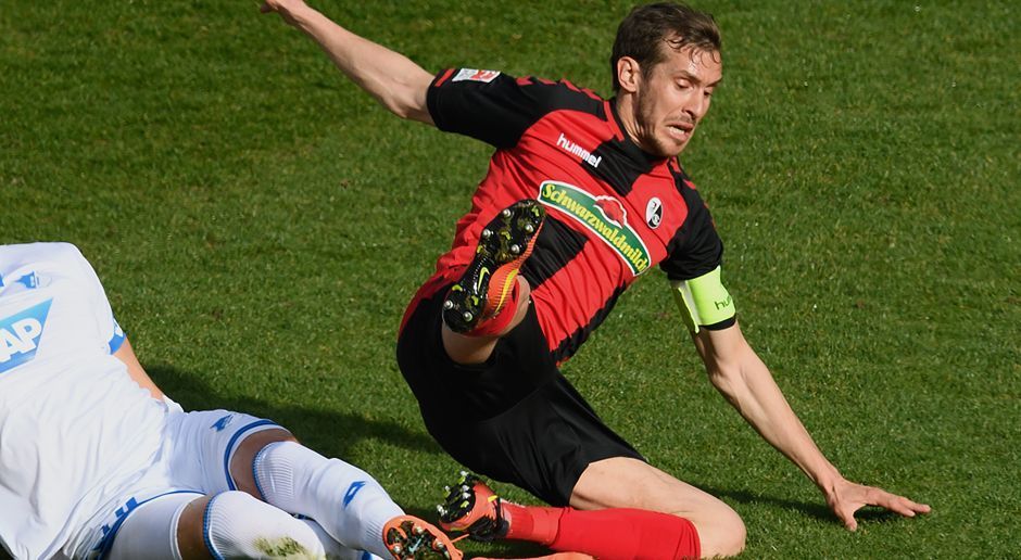 
                <strong>SC Freiburg: Julian Schuster</strong><br>
                Julian Schuster (seit 2008 im Team) wird auch in der neuen Saison Kapitän des SC Freiburg sein. Das gab der Verein offiziell bekannt. Seine Stellvertreter sind Mike Frantz und Nils Petersen. Diese drei Spieler bilden zusammen mit Christian Günter, Amir Abrashi und Nicolas Höfler den Mannschaftsrat.
              