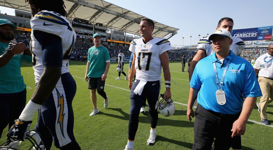 
                <strong>Los Angeles Chargers</strong><br>
                In der neuen Heimat Los Angeles wollten die Chargers wieder an erfolgreichere Zeiten anknüpfen. Dass in der vergangenen Saison lediglich fünf Saisonsiege gelangen, wurde nicht zuletzt mit dem Verletzungspech begründet. Damit Star-Quarterback Philip Rivers (Foto) wieder seine Form findet, nachdem er vergangene Saison 21 Interceptions warf, wurde die Offensive Line runderneuert. Auch die Defensive um den amtierenden Defense-Rookie-of-the-Year Joey Bosa stimmte zuversichtlich.
              