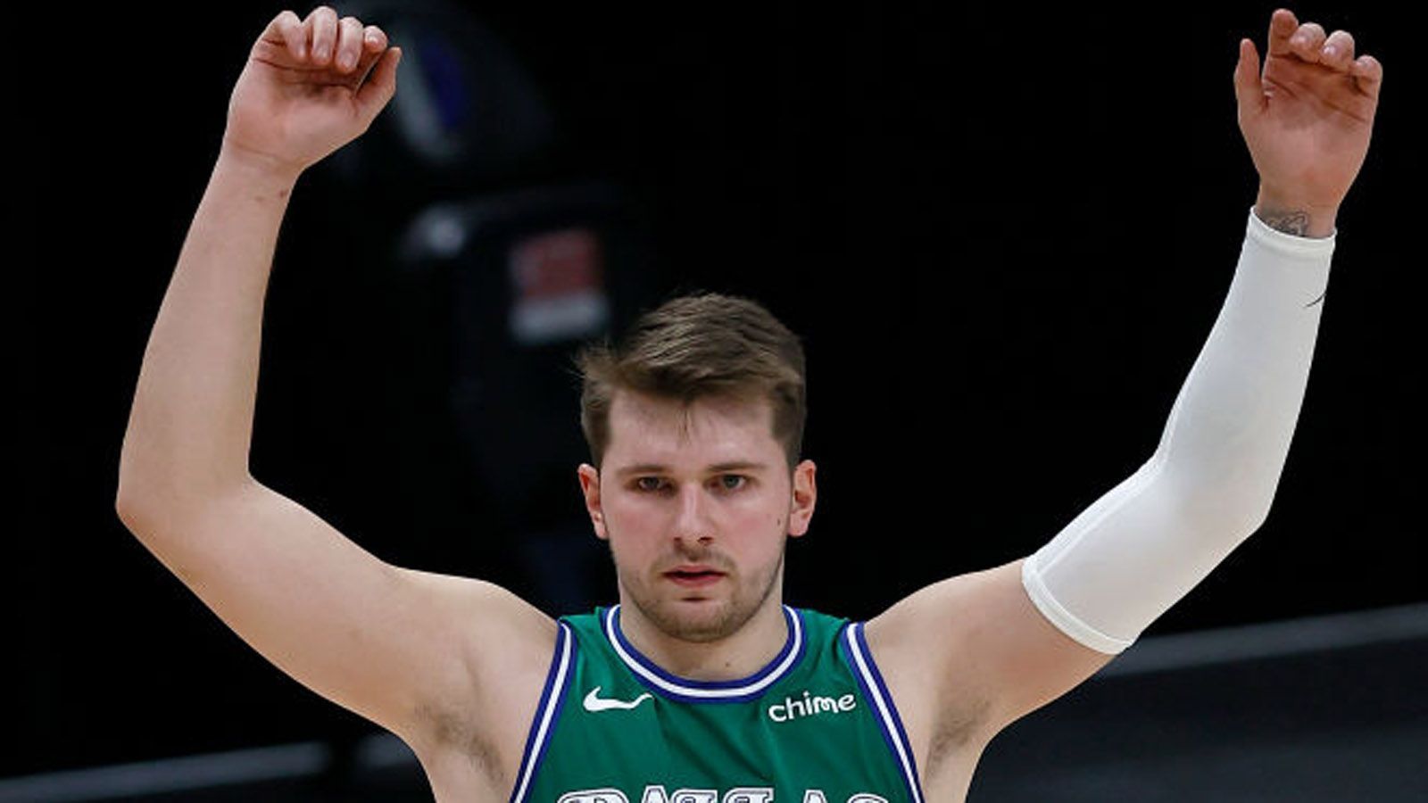 
                <strong>Luka Doncic: Seine Rekorde und Meilensteine mit 22 Jahren</strong><br>
                NBA-Superstar James Harden pries Doncic nach dem Sieg der Mavericks über Hardens Brooklyn Nets als "Special One". Auch sonst hat Doncic bereits von vielen aktuellen und ehemaligen NBA-Stars Lob erhalten. Angesichts seiner Meilensteine kein Wunder. 
              