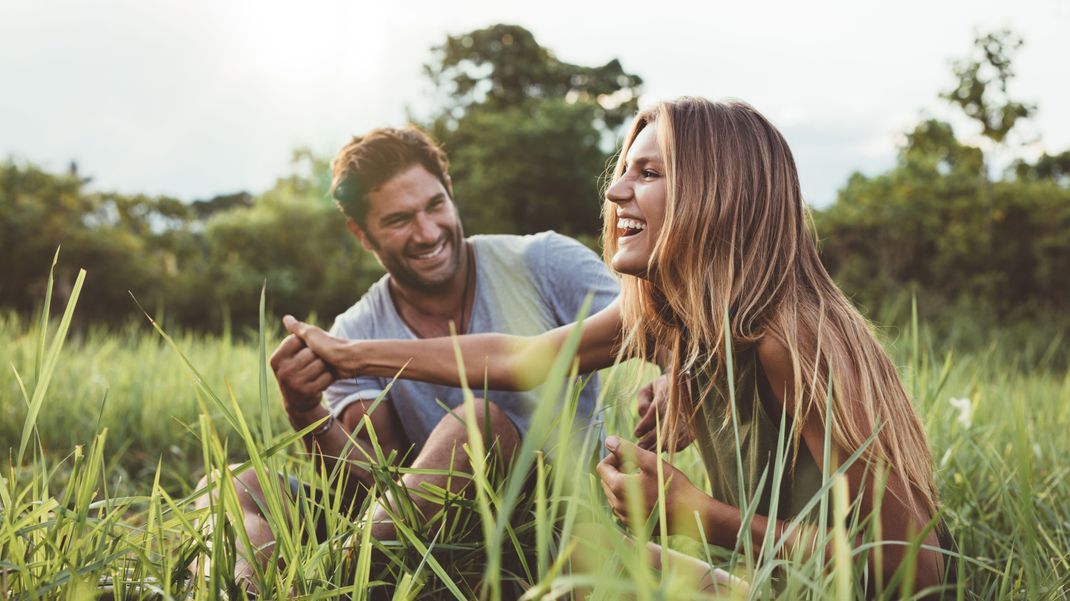 Der Sommer schafft Verbindungen: 7 Anzeichen, die darauf hinweisen, dass aus einem Sommerflirt eine tiefe Liebe entstehen könnte.