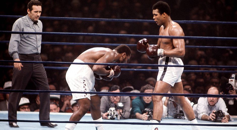 
                <strong>Muhammad Ali - Joe Frazier</strong><br>
                Der "Größte" dominierte die ersten Runden, geriet in der Sechsten erstmals unter Druck. In der zweiten Kampfhälfte lieferten sich Ali und Frazier einen offenen Schlagabtausch bei enormem Tempo, das der fast auf den Tag genau zwei Jahre ältere Ali besser verkraftete. In der 13. Runde kassierte Frazier fürchterliche Treffer, seine Augen schwollen zu, Ali prügelte ihm den Mundschutz heraus. In der 14. Runde bewegte sich der selbst völlig erschöpfte Ali fast wie eine Marionette, doch seine Schläge hatten noch immer eine mörderische Wucht. Weitere 30-mal traf er Frazier, allein neunmal die Augen seines halbblinden Gegners. In der Pause vor der 15., letzten Runde warf Fraziers Trainer Eddie Futch ("Jeder weitere Schlag hätte tödlich sein können") das Handtuch. Ali brach zusammen, als er zum Jubeln aufstand.
              