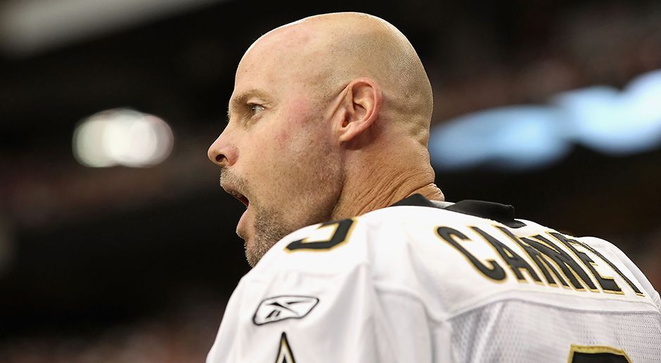 
                <strong>Platz 3: John Carney (Kicker) - 46 Jahre</strong><br>
                Letztes Team: New Orleans Saints (2009–2010).Nach 23 NFL-Saisons hängte John Carney seine Kicking-Schuhe im Alter von 46 Jahren an den Nagel. Er wurde zwei Mal in den Pro Bowl gewählt, stand jedoch beim Super-Bowl-Sieg der Saints im Jahr 2010 schon nicht mehr als Kicker auf dem Platz.
              