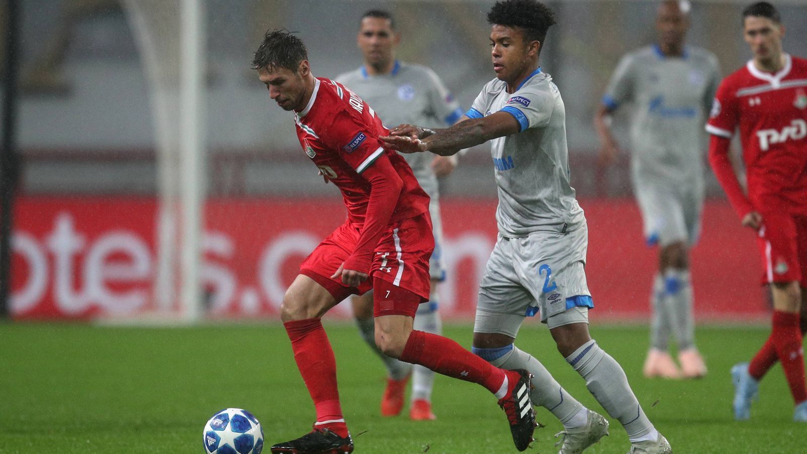 
                <strong>Weston McKennie</strong><br>
                In der Abwehrarbeit durchaus verlässlich, kämpferisch mit einer guten Leistung. Leider fällt auch ihm sehr wenig ein, wenn es um kreative Ideen für das Offensivspiel geht - bis er in der 88. Minute nach einer Ecke goldrichtig steht und zum 1:0 einköpft. ran-Note: 3
              