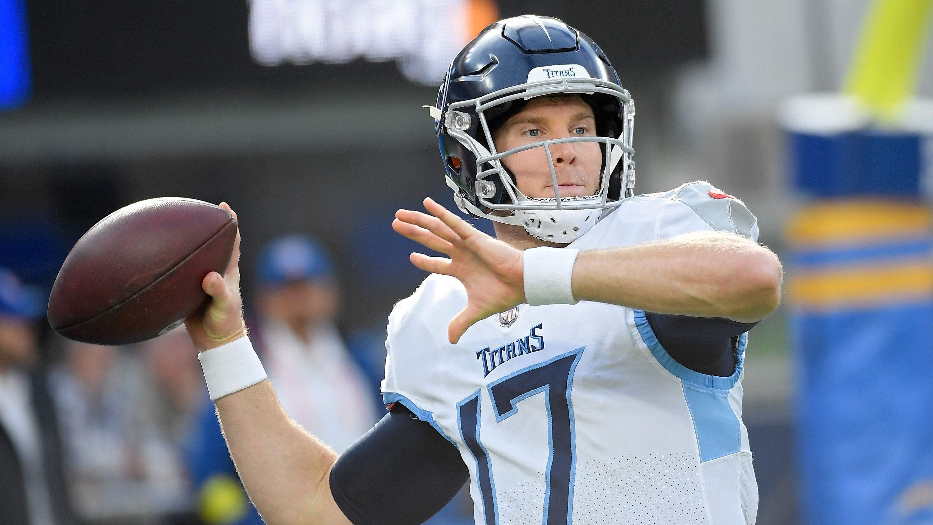 
                <strong>Ryan Tannehill (Tennessee Titans)</strong><br>
                Oder die Ravens schnappen sich einen Übergangs-Quarterback, um die Playoff-Ziele in der umkämpften AFC North nicht aus den Augen zu verlieren. Hierbei würde sich Routinier Ryan Tannehill von den Tennessee Titans anbieten. Der 34-Jährige steht noch für die kommende Saison unter Vertrag. Während die Titans mit Malik Willis bereits im Vorjahr ihren etatmäßigen Nachfolger verpflichtet haben, wäre Tannehill für einen geringen Gegenwert wohl zu haben. Als problematisch könnte sich dabei aber das hohe Gehalt des Altmeisters in Höhe von 27 Millionen Dollar erweisen. Tennessee müsste wohl einen Teil des Salärs übernehmen, damit es zu einem Deal kommt. 
              