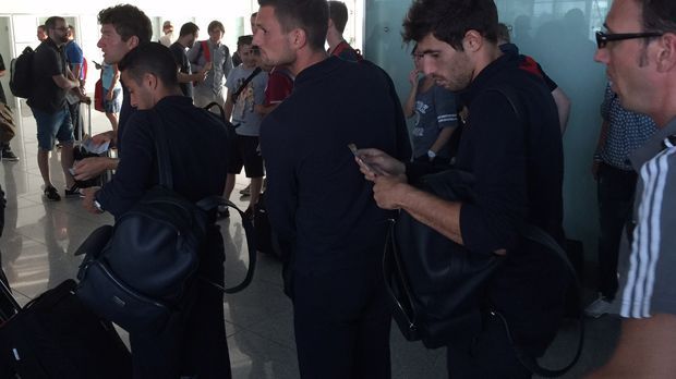 
                <strong>Der FC Bayern auf China-Tour</strong><br>
                Das bedeutet: Wieder warten, wieder surfen. Nun ist Javi Martinez an der Reihe.
              