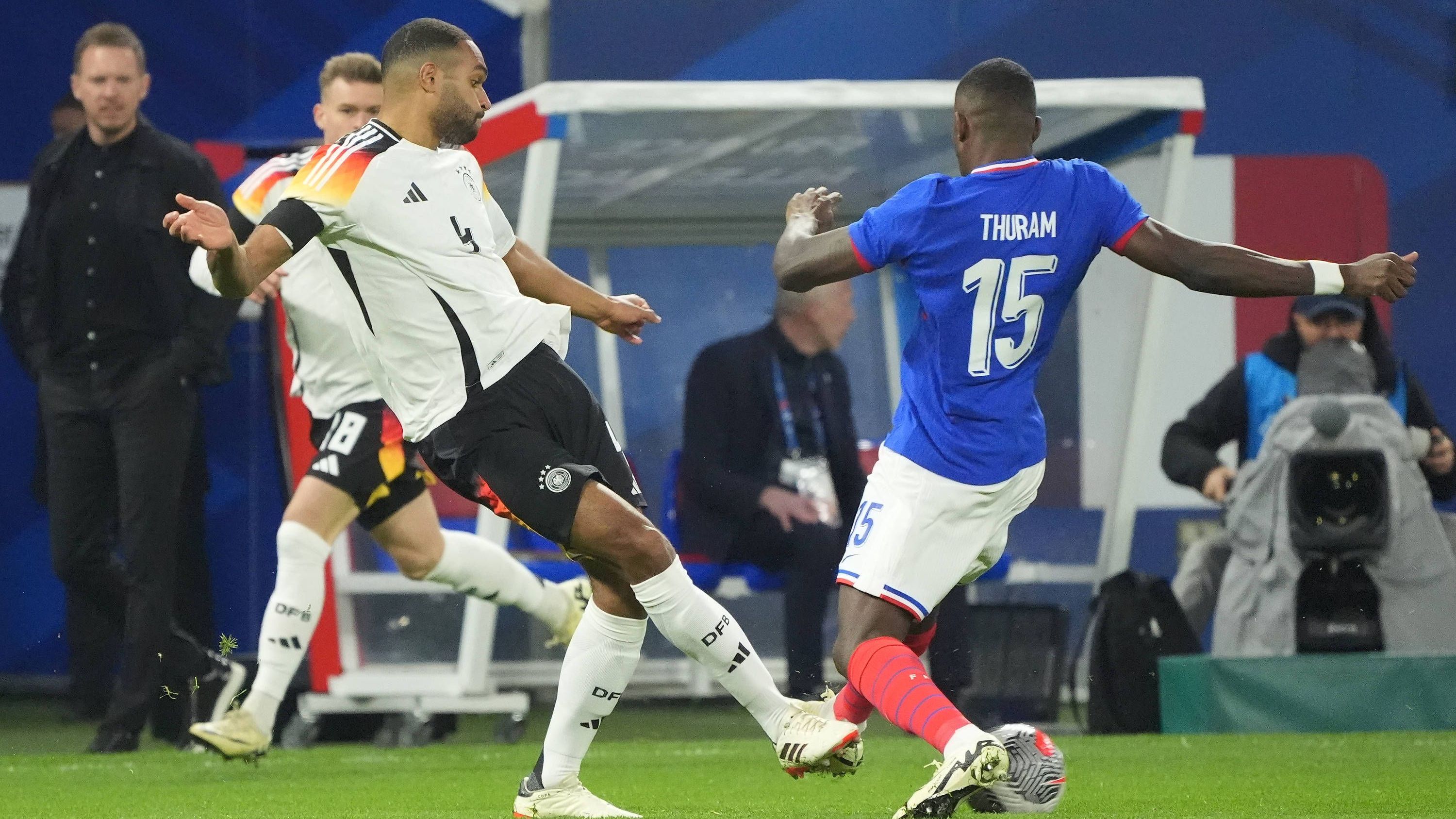 <strong>Marcus Thuram</strong><br>Hat bis zu seiner Auswechslung nur 21 Ballkontakte und wird auch kaum ins Offensivspiel eingebunden. Meist Zuschauer, wenn Mbappe oder Dembele ihre Läufe machen. Kommt auf nur einen ungefährlichen Abschluss. <em><strong>ran</strong></em>-Note: 5