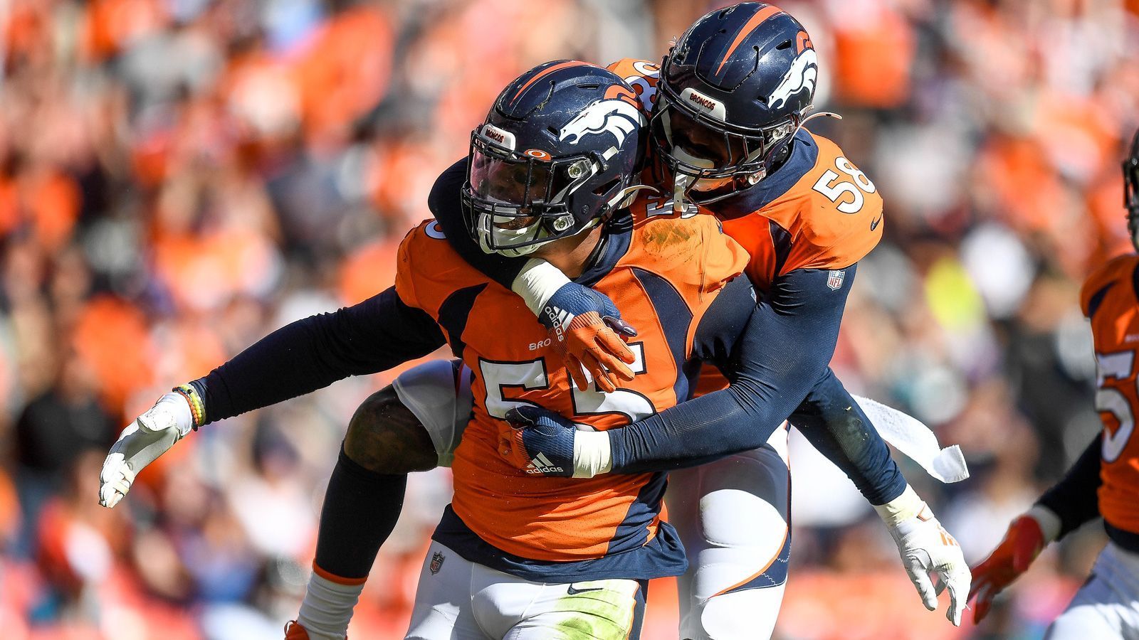 
                <strong>Platz 9: Denver Broncos</strong><br>
                Heimlich, still und leise nimmt Denvers Defense wieder leichte Formen der 2015er "No Fly Zone" an. Angeführt von Superstar Von Miller und dem genesenen Bradley Chubb sollte der Pass Rush gut funktionieren, Jurrell Casey kann mit seiner Physis im Laufspiel glänzen und geht gelegentlich ebenfalls auf Quarterback-Jagd. In der Secondary muss der Verlust von Chris Harris Jr. aufgefangen werden, was die Aufgabe von A.J. Bouye werden dürfte, der aus Jacksonville per Trade geholt wurde. Zur Top-10-Defense macht die Broncos außerdem das sehr gute Safety-Duo: Justin Simmons wurde von der Analyse-Website "PFF" zum besten Safety der vergangenen Saison gekürt, Kareem Jackson legte ebenfalls eine starke Spielzeit hin und wurde in der Offseason dafür von den Houston Texans losgeeist.
              