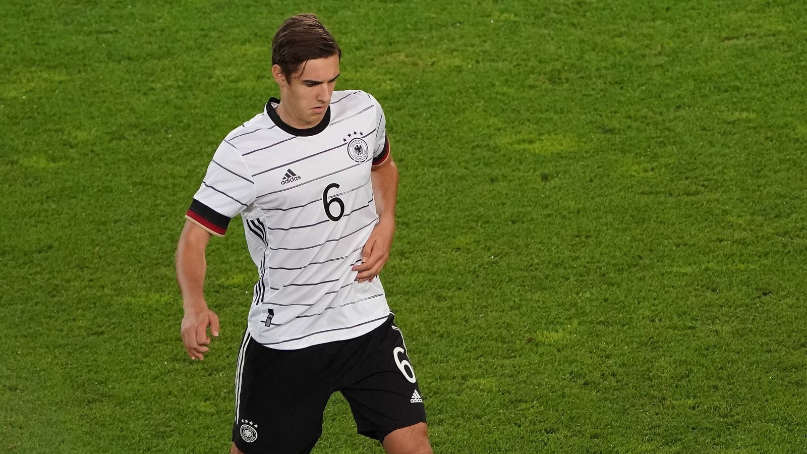 
                <strong>Florian Neuhaus</strong><br>
                Der Mann zwischen Abwehr und Mittelfeldkette. Hat per Distanzschuss die erste gute Chance für die DFB-Elf (14.). Leitet per schnellem Umschaltspiel den Konter vor der Führung ein. Dann nach starkem Zusammenspiel per platziertem Linksschuss mit der erneuten Führung. Guter Auftritt, empfiehlt sich für mehr. Wird von Karaca klar gefoult vor dem 2:2, ohne VAR bleibt die Aktion aber bestehen. Bittere Szene, die sein starkes Debüt etwas schmälert. ran-Note: 2
              