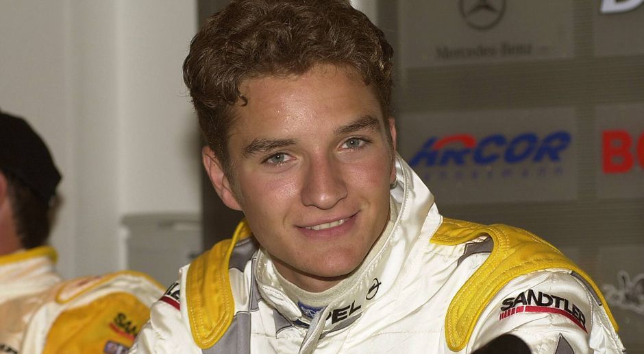 
                <strong>Das ist DTM-Experte Timo Scheider</strong><br>
                Im Jahr 2000 stieg er in die DTM ein, sein Debüt feierte er am 28. Mai für Opel. Sein Potenzial zeigte er auf Anhieb, als er zweimal den vierten Platz holte. Fünf Jahre lang fuhr er für Opel - einen Podiumsplatz schaffte er jedoch nicht.
              