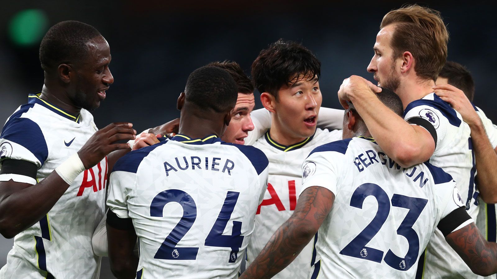 
                <strong>Titelkandidat Tottenham Hotspur?</strong><br>
                Doch wohin führt der Weg der Spurs? Klar – Jose Mourinho will von dem Premier League Titel nichts wissen. Doch warum sollte Tottenham in dieser Form und mit diesem Kader nicht um die Meisterschaft mitspielen? Die Chance auf den ersten Premier-League-Titel seit 1961 ist definitiv gegeben. Natürlich ist die Konkurrenz groß. Liverpool zeigt sich trotz Verletzungspech in guter Verfassung, Chelsea überzeugt mit zahlreichen Verstärkungen und einem torhungrigen Timo Werner. Andere Spitzenteams wie ManUnited, City oder Arsenal kommen wiederum noch gar nicht in Tritt. Die direkten Duelle werden zeigen, wohin die Reise geht. Am Sonntag folgt mit dem Derby gegen den FC Chelsea der nächste heiße Tanz.ran.de meint: Demut hin oder her. Doch mit dieser konstanten Leistung, mit diesem Supersturm und einem "neuen" Jose Mourinho muss sich das Team aus dem Norden Londons fragen: Wenn nicht jetzt, wann dann?
              