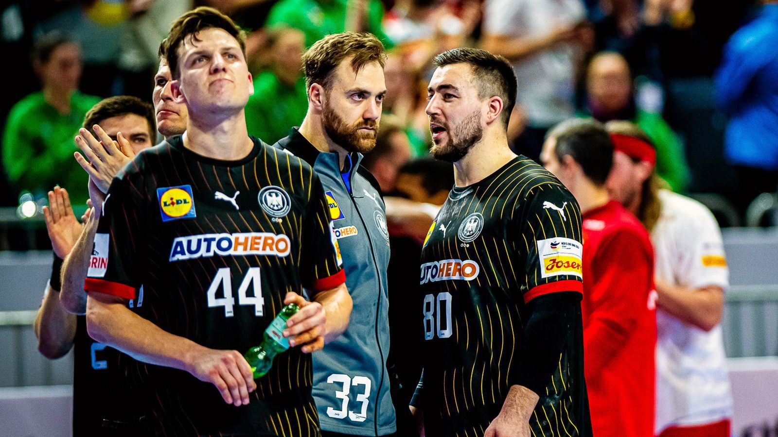 <strong>Gehalts-Ranking: So viel verdienen die DHB-Stars bei ihren Klubs</strong><br>Die "Sportbild" hat die angeblichen Gehälter der deutschen Handball-Nationalspieler bei ihren Klubs geleakt. <em><strong>ran</strong></em> zeigt das Kohle-Ranking rund um die DHB-Profis, die bei der Heim-EM im Spiel um Platz drei stehen (<a href="https://www.ran.de/sports/ticker/ma9396714/liveticker">ab 15 Uhr im Liveticker</a>).