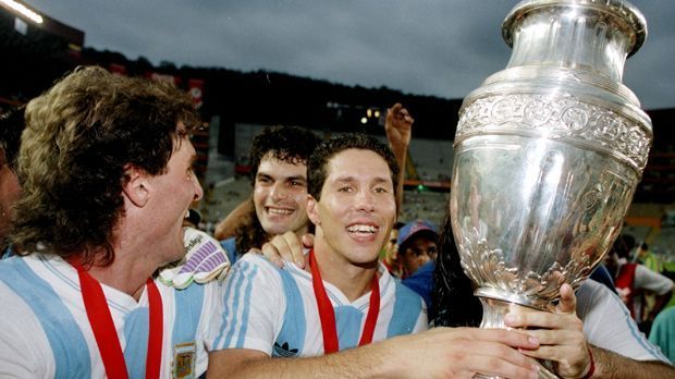 
                <strong>Argentinien (14 Titel)</strong><br>
                Argentinien (14 Titel): Es hat nicht ganz gereicht! Argentinien landet in der ewigen Rangliste nur auf dem zweiten Platz. Auf diesem Bild ist ein sehr erfolgreicher Trainer zu erkennen. Richtig! Diego Simeone, der den Pokal hochhält. 1993 siegte "La Albiceleste" mit dem heutigen Atletico-Coach das letzte Mal. Seitdem musste man sich dreimal dem Sieger beugen (unter anderem im letzten Jahr gegen Chile). Leo Messi, Angel di Maria & Co. gelten nun als Favorit auf den Titel.
              