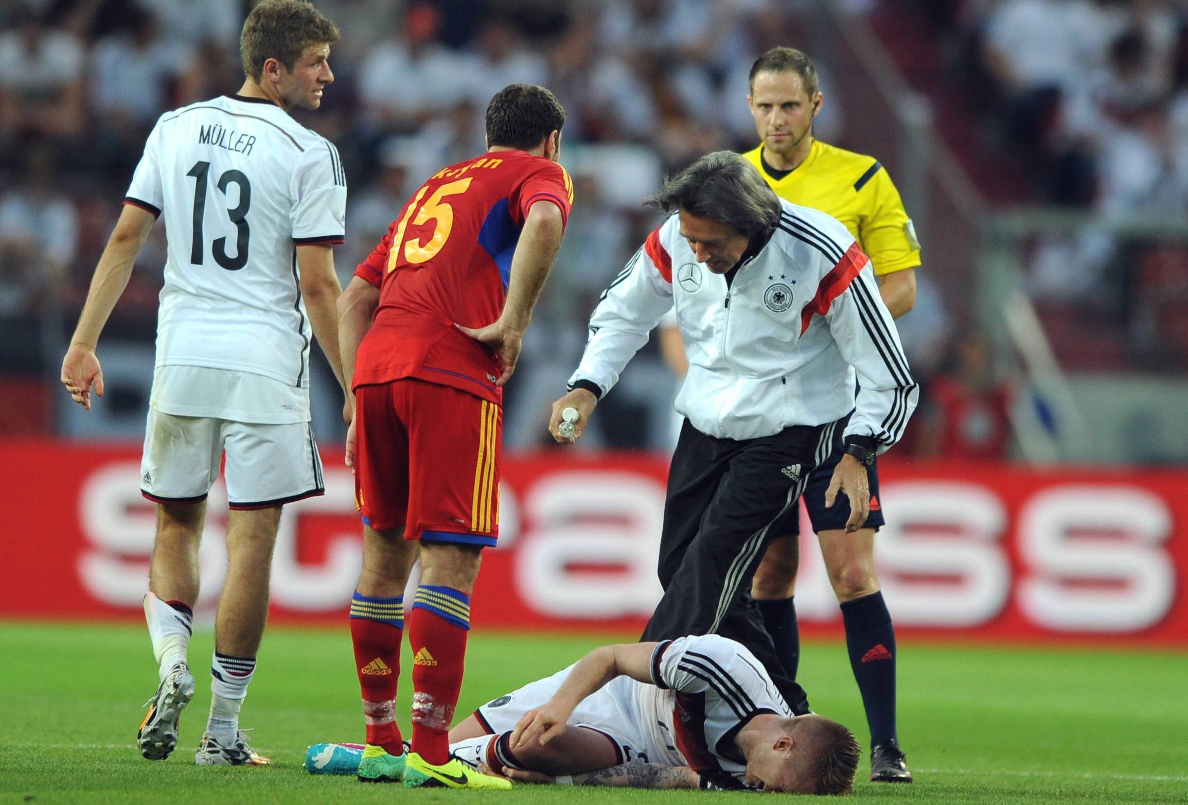 
                <strong>2014:  WM verletzt verpasst</strong><br>
                Ein weiteres Indiz: Beim Vorbereitungsspiel zur WM 2014 in Brasilien gegen Armenien verletzte sich der Nationalspieler schwer am Fuß und verpasste somit das Turnier. Ohne ihn wurde die DFB-Elf Weltmeister.
              