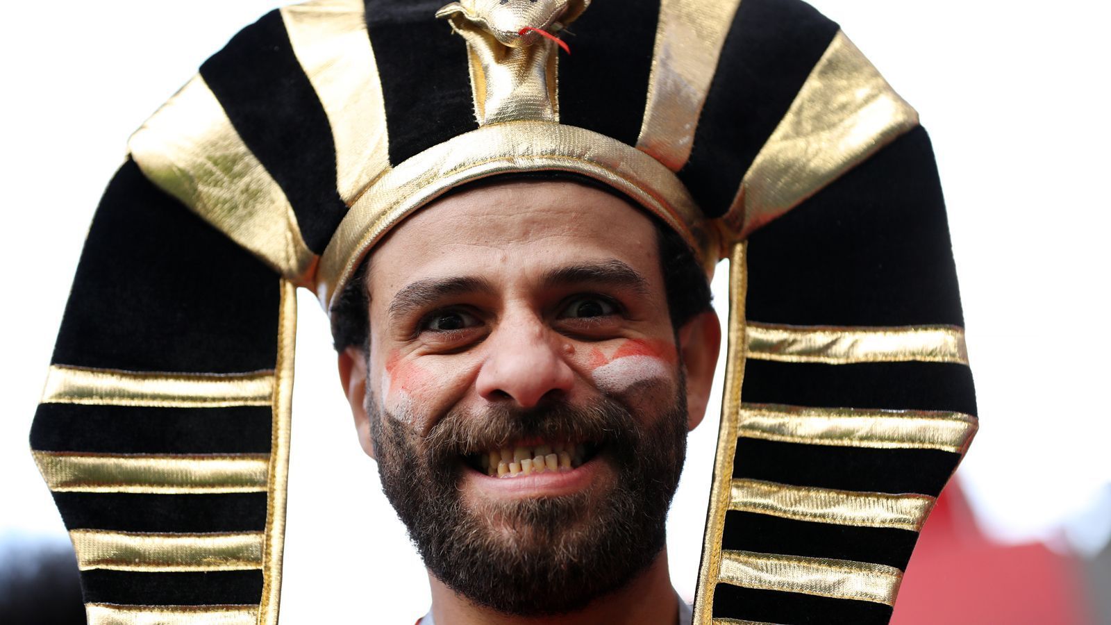 
                <strong>Fan aus Ägypten</strong><br>
                Woher dieser Pharao-Fan stammt? Er hatte nach dem ersten Gruppenspiel nicht viel zu feiern, denn Ägypten verlor gegen Uruguay 0:1.
              