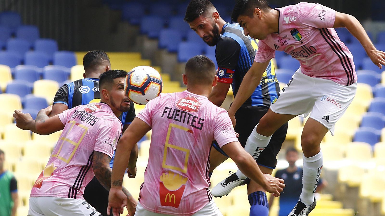 <strong>O'Higgins (Chile)</strong>
<br>McDonald's hatte beim chilenischen Erstligisten O'Higgins beim Trikotdesign offensichtlich ein Wörtchen mitzureden: Beim ersten Auswärtsspiel der Saison 2019 lief der Klub in seinen neuen Auswärtstrikots auf, inklusive Rückennummer im Pommes-Look. Sogar an Ketchup wurde gedacht.