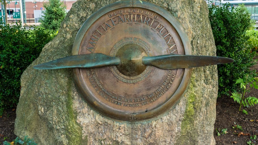 Denkmal für Amelia Earhart in Harrison, New York, für ihren Alleinflug von Neufundland nach Irland.