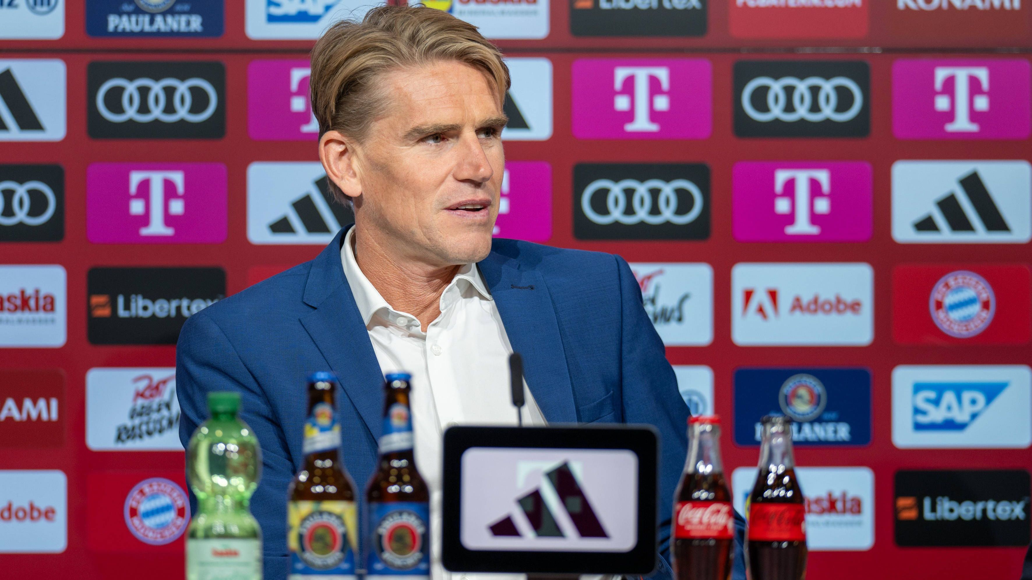 <strong>Freund wird neuer Sportdirektor - aber erst ab September 2023</strong><br>Am 18. Juli verkündete der FC Bayern die Verpflichtung eines neuen Sportdirektors. Der zuvor bei Red Bull Salzburg tätige Christoph Freund heuert an der Säbener Straße an - aber erst ab 1. September, wodurch die Taskforce um Hoeneß und Rummenigge die Sommertransfer-Periode noch ohne den Österreicher abwickelten.&nbsp;