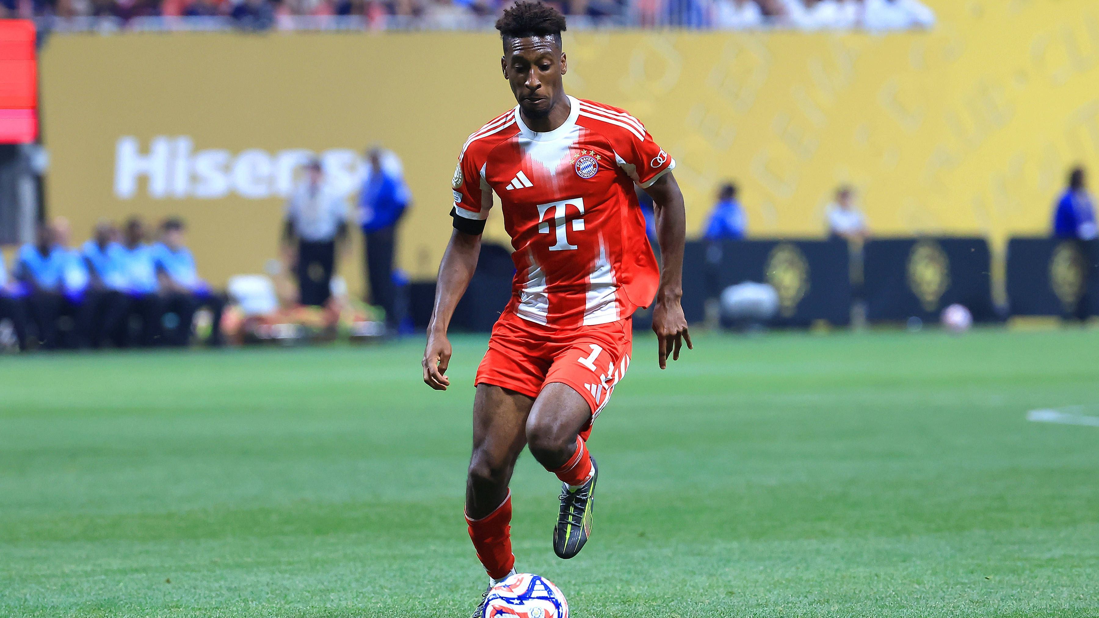 <em><strong>Kingsley Coman (FC Bayern)</strong><br>Auch in diesem Jahr tauchen Gerüchte über einen Bayern-Abgang von Kingsley Coman wiederholt auf. Die heißeste Spur soll dabei aktuell nach Istanbul führen. Laut der spanischen Sportzeitung "Mundo Deportivo" hat Galatasary nach der Verpflichtung von Leroy Sane den nächsten Bayern-Flügel ins Visier genommen. Der Franzose hat in München noch bis 2027 Vertrag - zuletzt pochte er laut "Bild" aber auf einen Verbleib.&nbsp;</em>