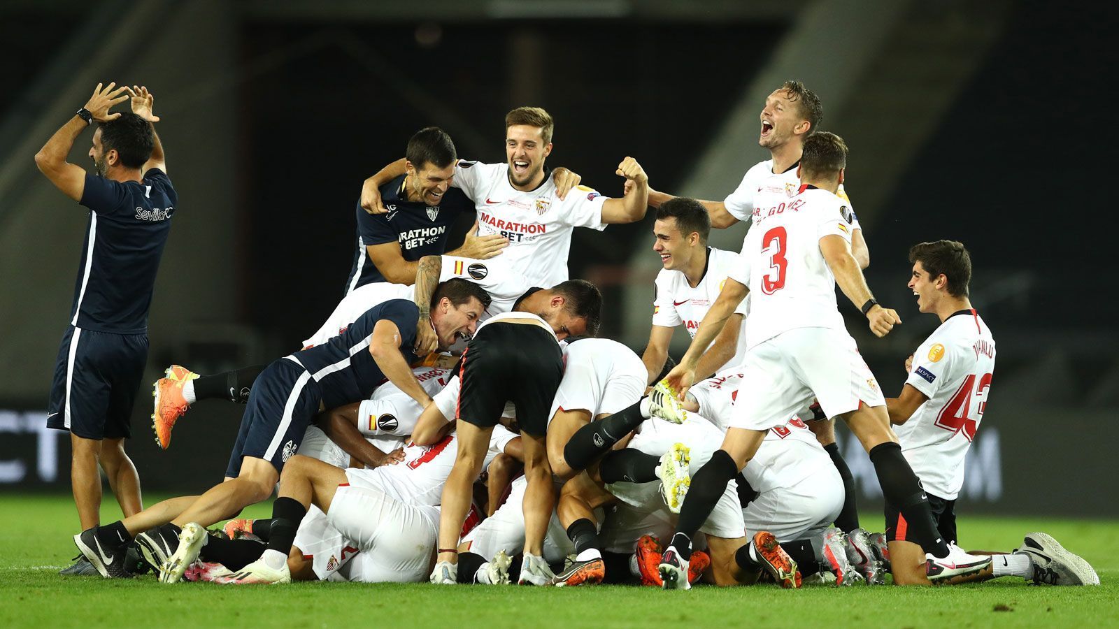 
                <strong>FC Sevilla vs. Borussia Dortmund</strong><br>
                Besonders auf internationalem Parkett fühlt sich die Lopetegui-Elf ausgesprochen wohl, vier der letzten sieben Europa-League-Titel gingen an die Rot-Weißen. "Wir sind uns unserer guten Chancen bewusst, ohne dass wir gleich abheben. Aber: Ein Ausscheiden gegen Dortmund ist natürlich drin", erklärte Sevilla-Sportdirektor Monchi vor der Begegnung. Bei der aktuellen Verfassung der Dortmunder ist ein Weiterkommen für den FC Sevilla zweifelsfrei möglich, die Buchmacher sehen die größeren Chancen für das Hinspiel sogar bei den Spaniern. "Wenn man die Form vergleicht, ist Sevilla im Vorteil", teilt auch Terzic die Meinung der Wettanbieter. Will der BVB den Viertelfinal-Einzug schaffen, muss eine Leistungssteigerung her.
              