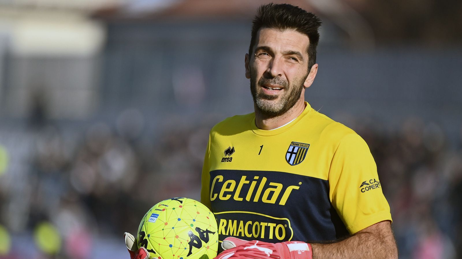 
                <strong>Gianluigi Buffon (Parma Calcio)</strong><br>
                Der 43-jährige Gianluigi Buffon spielt mittlerweile in der Serie B für seinen Jugendverein Parma Calcio und auch er hat sich Anfang Januar 2022 mit dem Corona-Virus infiziert. Am 4. Januar gab Parma bekannt, dass Buffon positiv getestet wurde und daher umgehend in häusliche Isolation muss. 
              