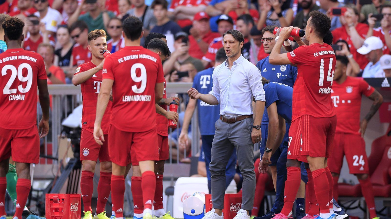 
                <strong>FC Bayern: Mannschaftsrat wieder eingeführt</strong><br>
                Bayern-Trainer Niko Kovac ist unzufrieden mit der Kommunikation zwischen Trainerstab und Team. Ein Mannschaftsrat, bestehend aus sechs Spielern, soll Abhilfe schaffen, berichtet "Sportbild". Kovac hofft, dass seine Stars dann nicht mehr mit ihren Sorgen und Nöten an die Öffentlichkeit gehen, so wie es zuletzt bei der viel kritisierten Transferpolitik der Münchner vorgekommen war. ran.de gibt einen Überblick, wer jetzt in der Bayern-Kabine das Sagen hat.
              