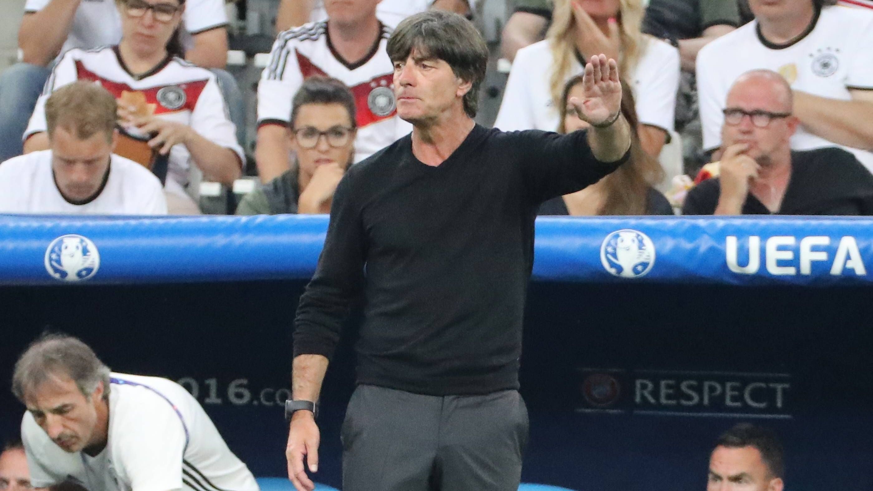 <strong>Löw bleibt nach EM 2016 im Amt</strong><br>Trotzdem: Halbfinale ist ein Ergebnis, das sich sehen lassen kann. Zwar gab es langsam erste Stimmen, die über eine Ablösung Löws spekulierten. Der Bundestrainer aber wollte die Scharte wieder auswetzen und versprach Wiedergutmachung bei der WM 2018. Fußball-Deutschland vertraute. Zunächst zu Recht.