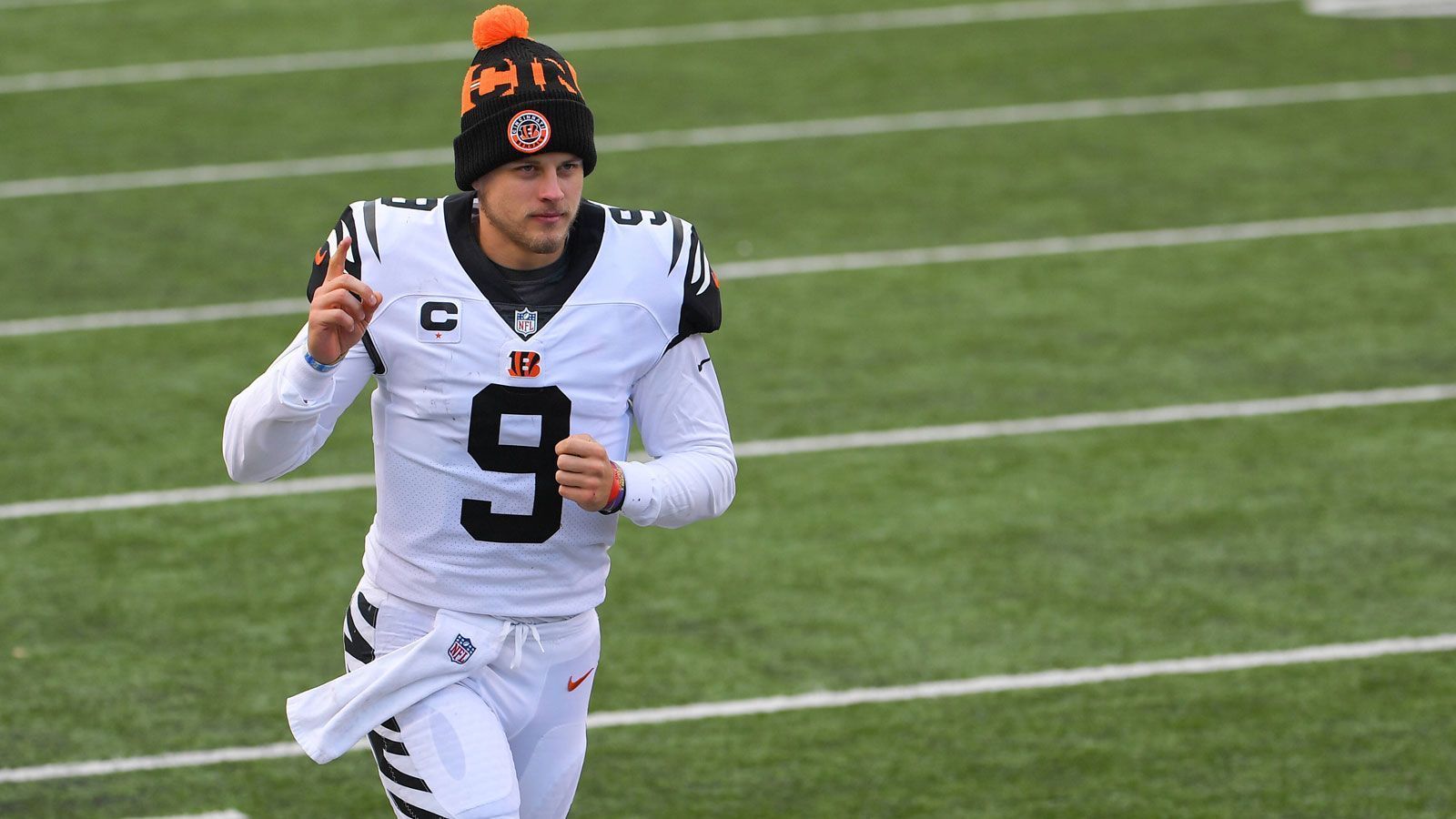 
                <strong>Offensive Rookie of the Year der ran-Redaktion: Joe Burrow - Cincinnati Bengals</strong><br>
                ... ist mittlerweile wenig überraschend. Allerdings gab es auch selten einen klareren Titelträger als Joe Burrow. Der Nummer-eins-Pick der Cincinnati Bengals überzeugte von Beginn an, bricht einen Rookie-Rekord nach dem anderen und führte den Klub bisher zu einer Bilanz von 2-5-1. Mit 2.272 Passing Yards lässt Burrow einige der besten Quarterbacks der NFL hinter sich und auch die elf Touchdowns bei gerade einmal fünf Interceptions sprechen für den talentierten Rookie.
              