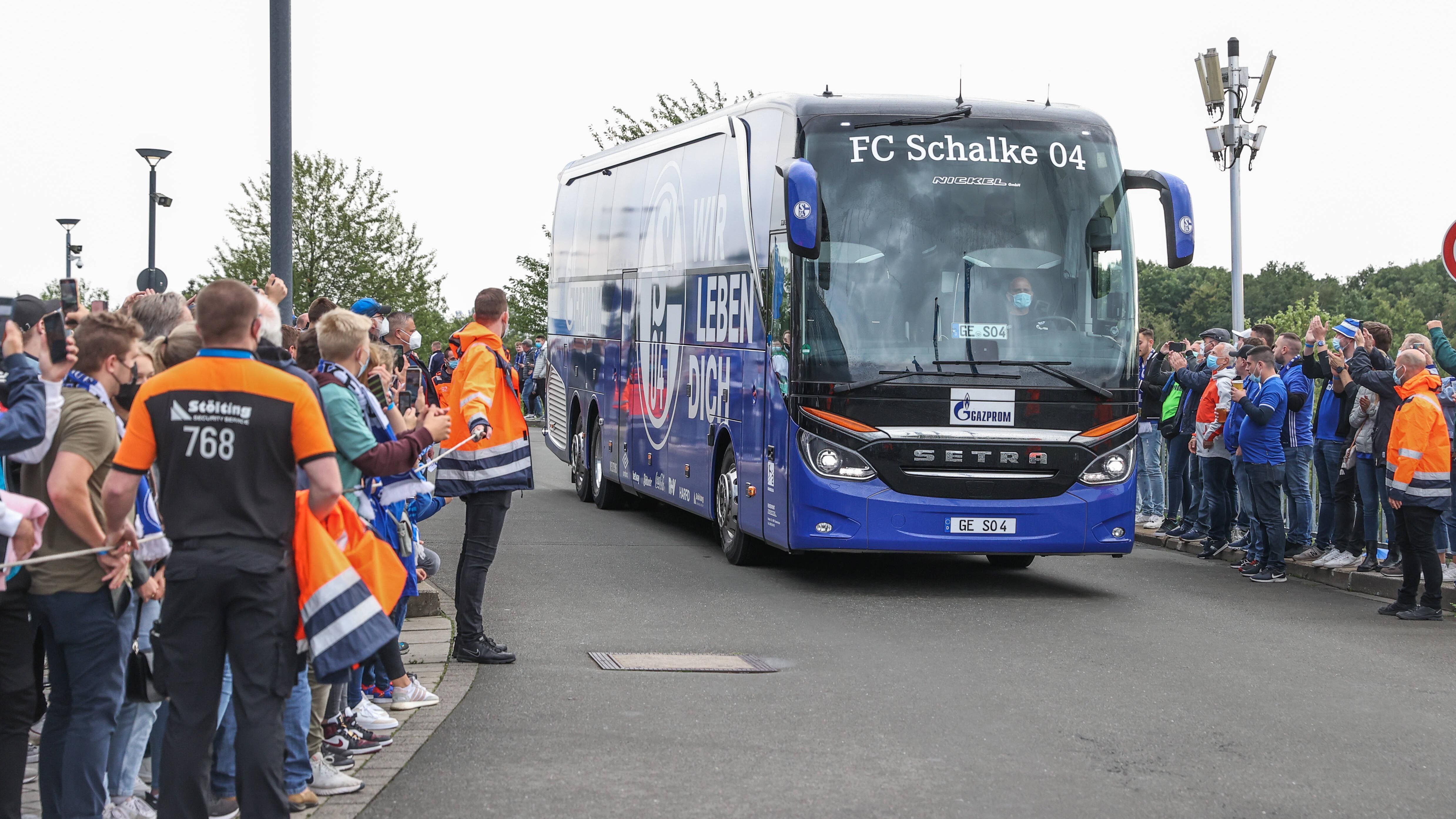 
                <strong>Anreise zu Spieltagen nur noch per Bus</strong><br>
                Die Zeiten, in denen die Schalke-Profis gemütlich in den Flieger gestiegen sind und per Flugzeug die Reise zum Auswärtsspiel angetreten haben, sind vorbei. Stattdessen fährt die Mannschaft, egal wie weit der Spielort des Gegners entfernt ist, mit dem Bus oder mit dem Zug. 
              