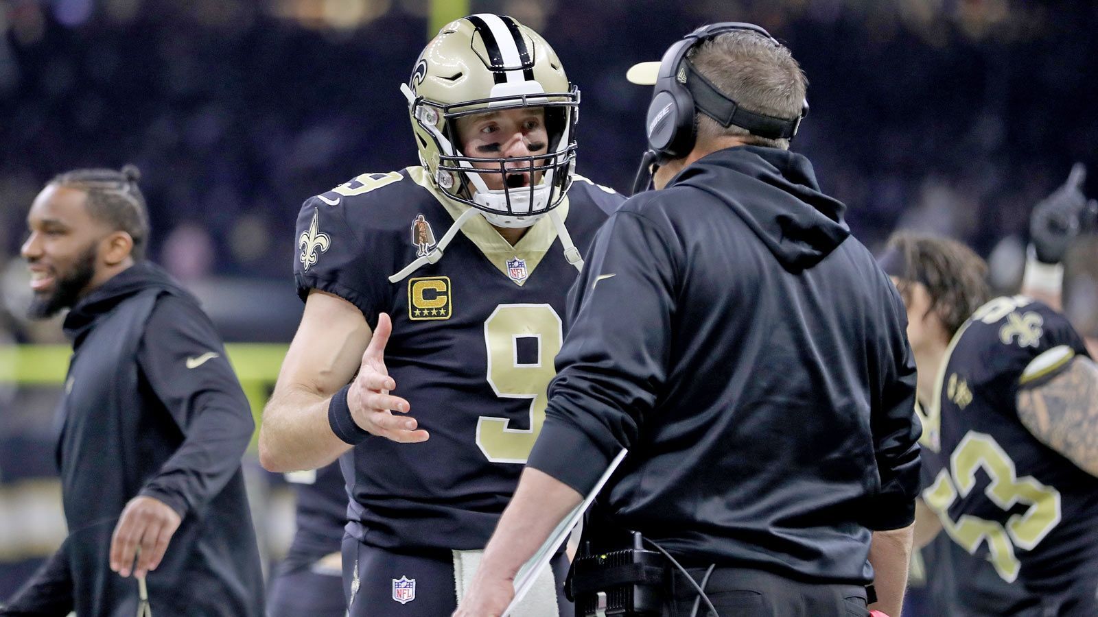 
                <strong>Verlierer: New Orleans Saints</strong><br>
                Zu Recht fragen sich hier bestimmt einige, warum die Saints ohne einen Erstrundenpick hier vorkommen. Aber genau da liegt das Problem: New Orleans gab den diesjährigen First Rounder im vergangenen Jahr an die Green Bay Packers, um für Marcus Davenport auf Platz 14 hochzutraden. Eine riskante Aktion, die sich – wenn man Davenports Leistung in Jahr eins betrachtet – bisher nicht ausgezahlt hat. Wenn man nun bedenkt, wie dicht die diesjährige Draft Class an Edge Rushern besetzt ist und dass Defensive Ends mit riesigem Potenzial, wie Rashan Gary (12) oder Montez Sweat (26) erst nach den Top 10 gepickt wurden, kann man sicherlich hinterfragen, ob sich ein ähnlicher Trade in dieser Saison nicht eher angeboten hätte.
              
