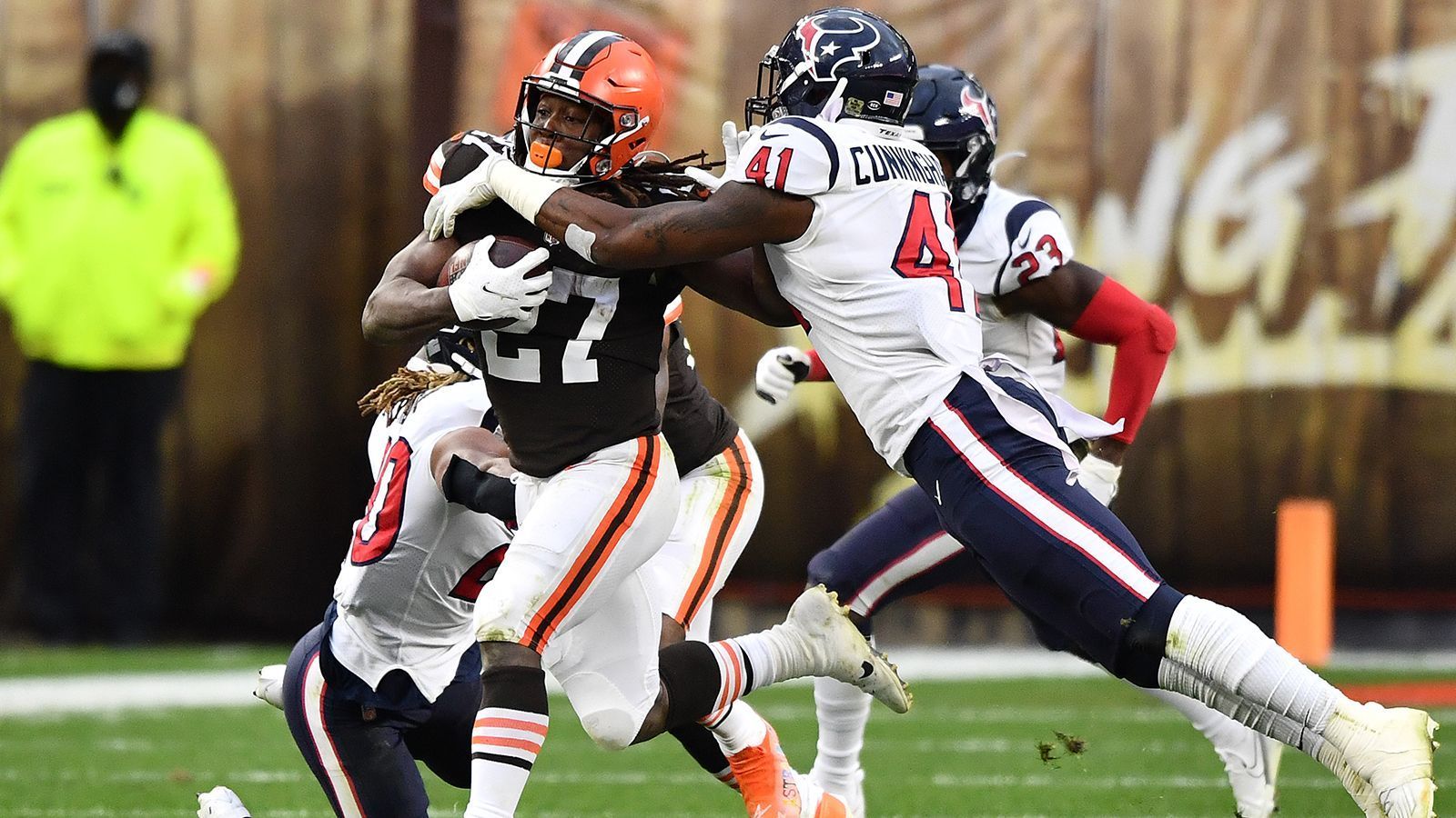 
                <strong>Die meisten Tackles</strong><br>
                Zach Cunningham (Linebacker der Houston Texans) mit 164 -Die komplette Statistik im Datencenter >>
              