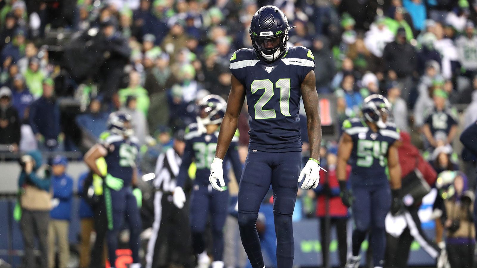 
                <strong>Wackelige Secondary</strong><br>
                Zudem ist die Secondary der Seahawks bisher sehr anfällig. Die Cornerbacks Tre Flowers und D.J. Reed ließen bisher knapp 200 beziehungsweise 100 Yards in ihrer Deckung zu. Mit 285,3 zugelassenen Passing Yards pro Spiel rangieren die Seahawks ohnehin im Tabellenkeller. Ugo Amadi, ein junger Slot-Cornerback, der in der vergangenen Saison gute Ansätze zeigte, findet auch noch nicht zu seiner Form und ließ in limitierter Spielzeit ebenfalls 77 Yards zu. 
              